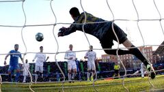 Courtois, parando un remate de Cabrera durante el Getafe-Real Madrid.