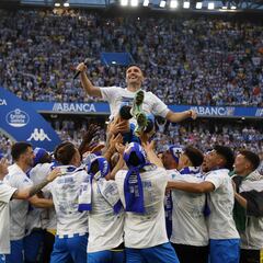 La emotiva despedida de Lucas Pérez de la afición del Depor