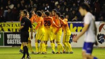 El Barcelona gan&oacute; con autoridad al Alav&eacute;s en un encuentro en el que golearon Villa, Iniesta y F&agrave;bregas. En la imagen, los jugadores celebran el primero.