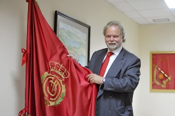 En 2014 el Mallorca pasaba por malos momentos. Lorenzo Serra Ferrer, leyenda del equipo balear y del Betis como entrenador, era su máximo accionista. Las cosas no iban bien y el cambio era inevitable, Utz Claassen fue máximo accionista hasta la llegada del conglomerado Sarver, Kohlberg, Nash y Molango y acabó renunciando a la presidencia. La etapa de Claassen fue nefasta. De carácter excéntrico, impulsó un absurdo proyecto llamado ‘Forza Vermelha 2020’ para convertir al Mallorca en el tercer equipo de España (eso decía). Y se dedicó a fichar futbolistas sin ton ni son y a espaldas de la dirección deportiva. La afición nunca le tuvo simpatía.