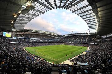 El Estadio Ciudad de Mánchester (City of Manchester Stadium en inglés), conocido desde 2011 como Etihad Stadium por razones de patrocinio,1 también conocido como COMS o Eastlands, es un estadio situado en la ciudad de Mánchester, que es el estadio oficial del Manchester City. Originalmente fue diseñado para la candidatura fallida de Mánchester para albergar los Juegos Olímpicos de verano de 2000. Finalmente, el estadio fue construido para los Juegos de la Mancomunidad de 2002 con un coste económico de su construcción de 110 millones de libras esterlinas. Tras la finalización de los juegos, el estadio fue convertido en un campo de fútbol y se convirtió en la sede habitual del Manchester City Football Club, que juega en la FA Premier League. El Manchester City dejó su antiguo campo de Maine Road en 2003, firmando un contrato de arrendamiento por el que podría jugar sus partidos como local en el Estadio Ciudad de Mánchester durante 250 años.2 Su dirección es Rowsley Street, Manchester M11 3FF.