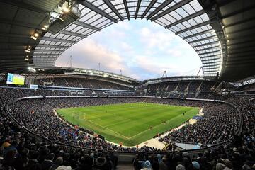 El Estadio Ciudad de Mánchester (City of Manchester Stadium en inglés), conocido desde 2011 como Etihad Stadium por razones de patrocinio,1​ también conocido como COMS o Eastlands, es un estadio situado en la ciudad de Mánchester, que es el estadio oficial del Manchester City. Originalmente fue diseñado para la candidatura fallida de Mánchester para albergar los Juegos Olímpicos de verano de 2000. Finalmente, el estadio fue construido para los Juegos de la Mancomunidad de 2002 con un coste económico de su construcción de 110 millones de libras esterlinas. Tras la finalización de los juegos, el estadio fue convertido en un campo de fútbol y se convirtió en la sede habitual del Manchester City Football Club, que juega en la FA Premier League. El Manchester City dejó su antiguo campo de Maine Road en 2003, firmando un contrato de arrendamiento por el que podría jugar sus partidos como local en el Estadio Ciudad de Mánchester durante 250 años.2​ Su dirección es Rowsley Street, Manchester M11 3FF.