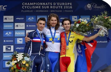 Peter Sagan, escoltado en el podio por Julian Alaphilippe y Dani Moreno. Un eslovaco, un francés y un español.