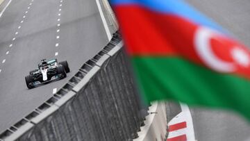 Mercedes' British driver Lewis Hamilton steers his car during the Formula One Azerbaijan Grand Prix at the Baku City Circuit in Baku on April 29, 2018. / AFP PHOTO / Andrej ISAKOVIC