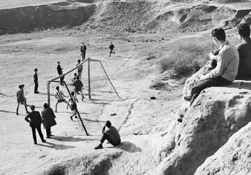 Chicos jugando al fútbol en las inmediaciones de la ví­a Carpetana, en el madrileño distrito de Latina. 
