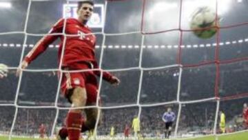 <b>NO FUE LEGAL. </b>El hispano-germano, Mario Gómez, hizo el 2-0 aprovechándose de su posición más adelantada.