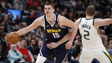 Nikola Jokic supera a Joe Ingles.