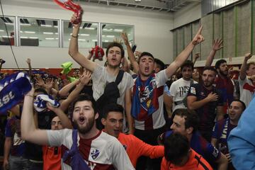 Aficionados del Huesca celebraron el ascenso a Primera División.