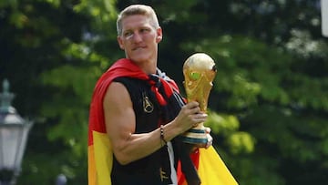 Schweinsteiger sostiene la Copa del Mundo durante las celebraciones por el Mundial de fútbol conquistado en 2014.