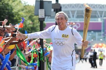 Banks portó la Antorcha Olímpica dos días antes de la inauguración de los Juegos Olímpicos de Londres 2012. 