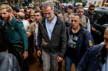 El Rey Felipe VI durante su visita a Paiporta, Valencia.