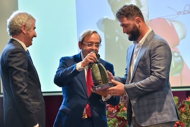 El golfista John Rahm recibió el premio Dama Bilbaina 2023 en los salones de la Sociedad Bilbaina en reconocimiento a su trayectoria deportiva.