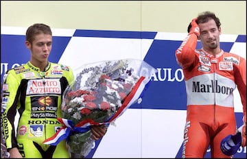 Biaggi había sido cuatro veces campeón de 250cc y fue capaz de ganar su primera carrera de 500cc, en Japón 98, por lo que, a pesar de no haber ganado en la clase reina cuando Rossi llegó a ella, se esperaba cierto respeto por parte de su rival que nunca recibió. Valentino demostró su insolencia desde su llegada al medio litro en el año 2000 y, tras un primer subcampeonato, encadenó una racha de cinco títulos consecutivos que tuvo a Max como principal víctima. Además de haber guerra en la pista, la prolongó al capítulo psicológico y aniquiló moralmente al romano. Estuvieron a punto de llegar a las manos en cierta ocasión en un restaurante de Phillip Island. Se las tuvieron después tiesas en Suzuka, donde Rossi le hizo una peineta a Biaggi desde su Honda después que de éste le echara con el codo a la tierra. Y para rematar, llegaron a las manos en la antesala de un podio en Montmeló. Enemigos irreconciliables, al punto de que Max luego se hizo intimísimo de Lorenzo, al que apoyaba en su luchar contra el 46.