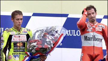 Biaggi había sido cuatro veces campeón de 250cc y fue capaz de ganar su primera carrera de 500cc, en Japón 98, por lo que, a pesar de no haber ganado en la clase reina cuando Rossi llegó a ella, se esperaba cierto respeto por parte de su rival que nunca recibió. Valentino demostró su insolencia desde su llegada al medio litro en el año 2000 y, tras un primer subcampeonato, encadenó una racha de cinco títulos consecutivos que tuvo a Max como principal víctima. Además de haber guerra en la pista, la prolongó al capítulo psicológico y aniquiló moralmente al romano. Estuvieron a punto de llegar a las manos en cierta ocasión en un restaurante de Phillip Island. Se las tuvieron después tiesas en Suzuka, donde Rossi le hizo una peineta a Biaggi desde su Honda después que de éste le echara con el codo a la tierra. Y para rematar, llegaron a las manos en la antesala de un podio en Montmeló. Enemigos irreconciliables, al punto de que Max luego se hizo intimísimo de Lorenzo, al que apoyaba en su luchar contra el 46.