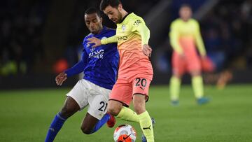 Bernardo Silva protege un balón ante Ricardo Pereira.