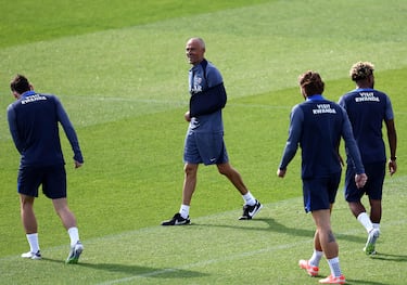 Luis Enrique apareció en el entrenamiento del Paris Saint-Germain Football Club tras someterse a la operación de clavícula. El técnico español sufrió un accidente al montar en bicicleta, de la que se cayó.