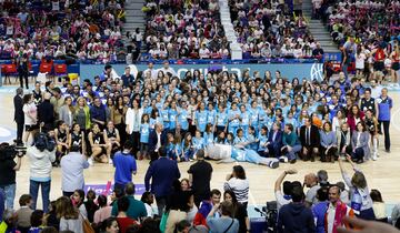 Las familia del Movistar Estudiantes tras el partido con mayor asistencia de siempre a un duelo de baloncesto femenino en España.