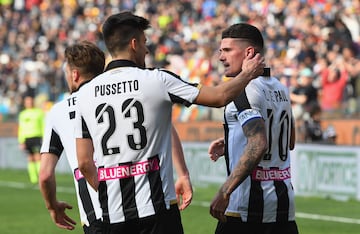 Ignacio Pussetto celebra con el capitán del Udinese, Rodrigo De Paul, en marzo del 2019.