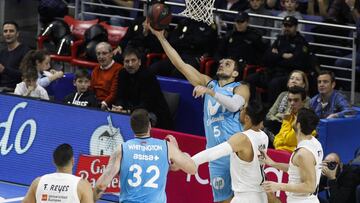 Alessandro Gentile anota ante la defensa de Gustavo Ayón durante el derbi entre el Movistar Estudiantes y el Real Madrid.