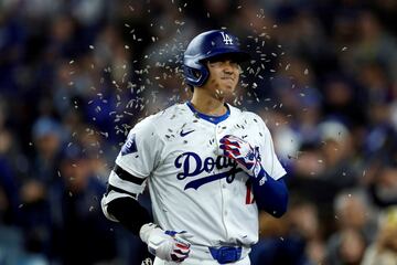 El jugador de Los Angeles Dodgers Shohei Ohtani recibe una lluvia de pipas, tras conectar un home run en solitario, durante la séptima entrada del partido contra los San Francisco Giants en Los Ángeles. Las pipas se las lanzó su compañero Teoscar Hernández para celebrar el primer home run del bateador japonés como dodger.