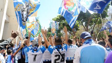 Recibimiento de la afición del Málaga al equipo en un partido en La Rosaleda.
