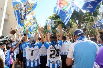 Recibimiento de la afición del Málaga al equipo.