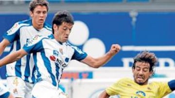 <b>DUELO SUBTERRÁNEO. </b>Marcos Márquez intenta evitar el despeje de Ansotegi mientras Elustondo observa la acción ayer.