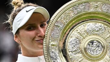 Marketa Vondrousova celebra con un beso al Venus Rosewater Dish su triunfo en la final de Wimbledon.