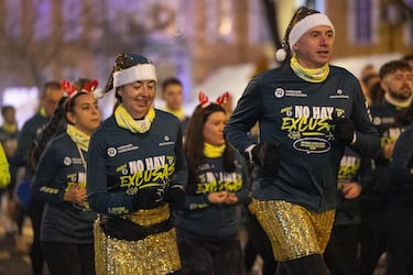 Dos corredores disfrazados de burbujas de cava durante la San Silvestre Vallecana 2023.