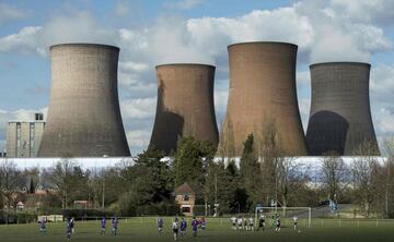 17. El campo de Brereton Town FC frente a la central eléctrica de carbón Rugeley, en el centro de Inglaterra.