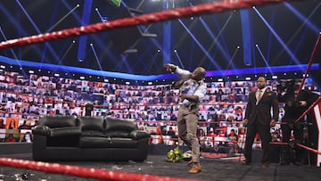 Bobby Lashley destroza una mesa en Raw.