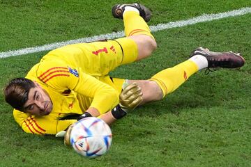 Courtois hace una parada en el partido contra Croacia.