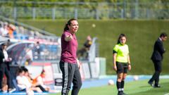 La entrenadora sevillana llegó al Madrid CFF en enero de este año, convirtiéndose en la sexta entrenadora de primera (hasta la destitución de Ana Junyent del Eibar). La trayectoria de María Pry en los banquillos es muy amplia. Empezó en 2010 en el Sevilla, tras terminar allí su carrera como futbolista. Entre 2012 y 2019 entrenó al otro equipo de la ciudad hispalense, el Betis, con quien consiguió el campeonato de Segunda dos años consecutivos y en uno de ellos el ascenso a Primera. En 2018 fue elegida como mejor entrenadora de la Liga según la RFEF. Entre 2019 y 2021 entrenó al Levante con quien llegó al tercer puesto de la clasificación, haciendo que el conjunto granota disputara, por primera vez en su historia, una fase previa de Champions. Después se fue a la Primera División de Chile durante 9 jornadas. Con el Madrid CFF vino cuando el equipo acumulaba una mala racha de partidos y consiguió salvarlo del descenso.  