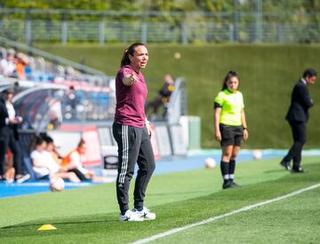 La entrenadora sevillana llegó al Madrid CFF en enero de este año, convirtiéndose en la sexta entrenadora de primera (hasta la destitución de Ana Junyent del Eibar). La trayectoria de María Pry en los banquillos es muy amplia. Empezó en 2010 en el Sevilla, tras terminar allí su carrera como futbolista. Entre 2012 y 2019 entrenó al otro equipo de la ciudad hispalense, el Betis, con quien consiguió el campeonato de Segunda dos años consecutivos y en uno de ellos el ascenso a Primera. En 2018 fue elegida como mejor entrenadora de la Liga según la RFEF. Entre 2019 y 2021 entrenó al Levante con quien llegó al tercer puesto de la clasificación, haciendo que el conjunto granota disputara, por primera vez en su historia, una fase previa de Champions. Después se fue a la Primera División de Chile durante 9 jornadas. Con el Madrid CFF vino cuando el equipo acumulaba una mala racha de partidos y consiguió salvarlo del descenso.