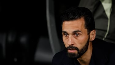 MADRID, 10/04/2026.- El entrenador del Real Madrid, Álvaro Arbeloa, durante el partido de la jornada 31 de LaLiga EA Sports que disputan Real Madrid y Girona FC este viernes, en el estadio Santiago Bernabéu. EFE/ Sergio Pérez