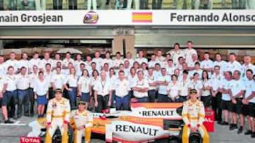 <b>FOTO DE FAMILIA. </b>Renault seguirá la próxima temporada aunque ya no estará Alonso.