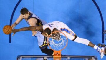 Marc Gasol ante Serge Ibaka.