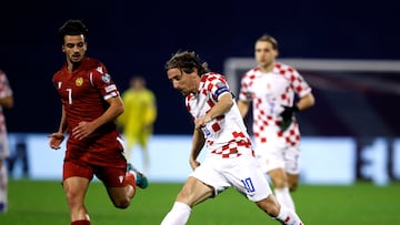 Zagreb (Croatia), 21/11/2023.- Luka Modric of Croatia (R) in action against Khoren Bayramyan of Armenia (L) during the UEFA EURO 2024 Group D qualification match between Croatia and Armenia in Zagreb, Croatia, 21 November 2023. (Croacia) EFE/EPA/ANTONIO BAT
