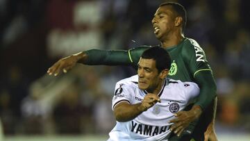 Argentina's Lanus forward Jose Sand (L) vies for the ball with Brazil's Chapecoense defender Luiz Otavio during their Copa Libertadores football match at the Lanus stadium in Lanus, Buenos Aires, on May 17, 2017.
Otavio should have been suspended for the game due to a red card receivied earlier in the tournament, and while Chapecoense has claimed they were not told about the ban, Lanus has filed an official complaint and could be awarded the points despite having lost 2-1. / AFP PHOTO / Eitan ABRAMOVICH