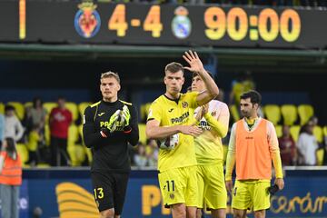 Jugó en el Villarreal durante la temporada 203/24. Anotó 23 goles en LaLiga, siendo el segundo máximo goleador del torneo liguero.
