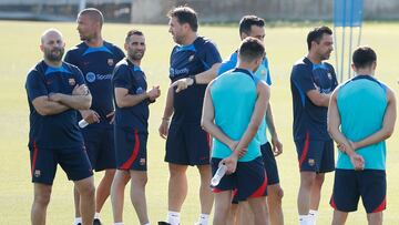 GRAFCAT9740. SANT JOAN DESPÍ (BARCELONA) (ESPAÑA), 12/07/2022.-SANT JOAN DESPÍ (BARCELONA) (ESPAÑA), 12/07/2022.-  El técnico  del FC Barcelona, Xavi Hernández (d), durante el entrenamiento que realiza este martes la plantilla azulgrana en la Ciudad Deportiva Joan Gamper para preparar el partido amistoso, el primero de la pretemporada, que disputarán mañana ante la UE Olot en el Nou Estadi Municipal de Olot. EFE/ Andreu Dalmau
