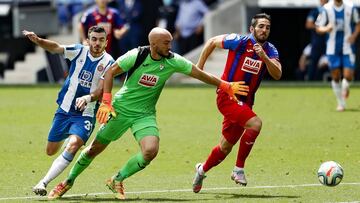Campuzano pelea un balón con Dmitrovic en el partido ante el Eibar.