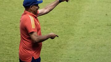 Colombia's coach Carlos Paniagua gestures during their Women's U-20 World Cup football match against Mexico at the National stadium in San Jose, on August 13, 2022. (Photo by EZEQUIEL BECERRA / AFP)