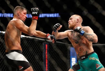 Los luchadores Conor McGregor y Nate Díaz, durante un combate de la UFC.