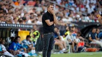 GRAFCVA8407. VALENCIA, 17/09/2022.- El entrenador del Celta de Vigo, Eduardo Coudet, reacciona durante el partido de la sexta jornada de La Liga que disputan este s¨¢bado en el estadio de Mestalla contra el Valencia. EFE/Manuel Bruque
