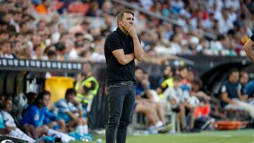 GRAFCVA8407. VALENCIA, 17/09/2022.- El entrenador del Celta de Vigo, Eduardo Coudet, reacciona durante el partido de la sexta jornada de La Liga que disputan este sábado en el estadio de Mestalla contra el Valencia. EFE/Manuel Bruque
