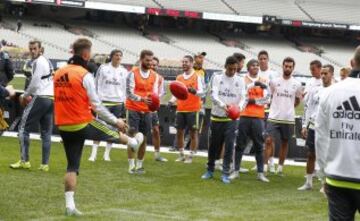 Sergio Ramos y Keylor Navas hacen pruebas con el balón de fútbol australiano.