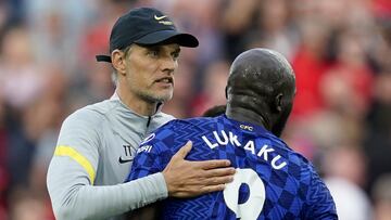 epa09434475 Chelsea?s head coach Thomas Tuchel (L) congratulates Chelsea?s Romelu Lukaku (R) after the English Premier League match between Liverpool and Chelsea in Liverpool, Britain, 28 August 2021.  EPA/ANDREW YATES EDITORIAL USE ONLY. No use with unauthorized audio, video, data, fixture lists, club/league logos or 'live' services. Online in-match use limited to 120 images, no video emulation. No use in betting, games or single club/league/player publications. (MaxPPP TagID: epalivefive707870.jpg) [Photo via MaxPPP]