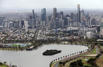 Melbourne lleg車 al Mundial en 1996 para reemplazar a Adelaida y se ha disputado cada a?o excepto en 2020, a pesar de que el paddock viaj車 all赤 no se celebr車 el gran premio despu谷s de producirse varios contagios. Su t谷cnico trazado semiurbano que rodea el lago de Albert Park ha sido escenario de la mayor赤a de debuts en la 谷poca reciente del Mundial y tambi谷n testigo de accidentes tan impactantes como el de Alonso en 2016, en el que vol車 con el McLaren.