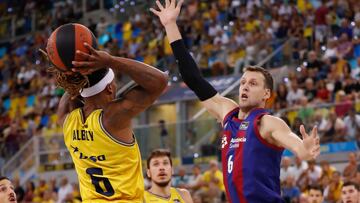 GRAFCAN8546. LAS PALMAS DE GRAN CANARIA, 15/10/2023.- El jugador del Dreamland Gran Canaria Andrew Albicy (i) y el jugador del Barcelona Jan Vesely (d) durante el partido de la quinta jornada de la liga Endesa que ambos equipos disputaron este domingo en el Gran Canaria Arena, en Las Palmas de Gran Canaria. EFE/ Elvira Urquijo A.